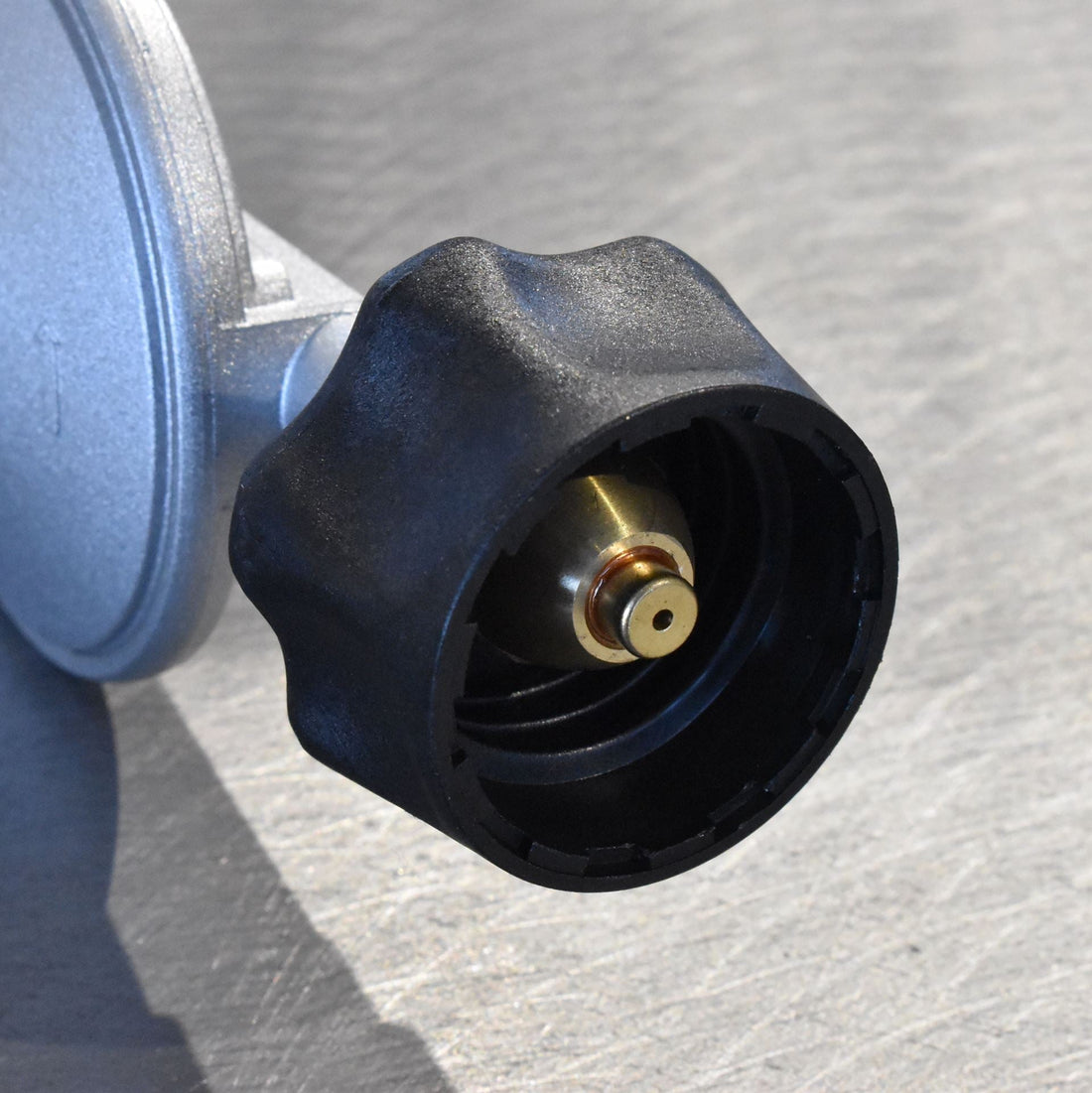LCC 27 Gas Hose Fitting Guide + Regulator Reset Instructions